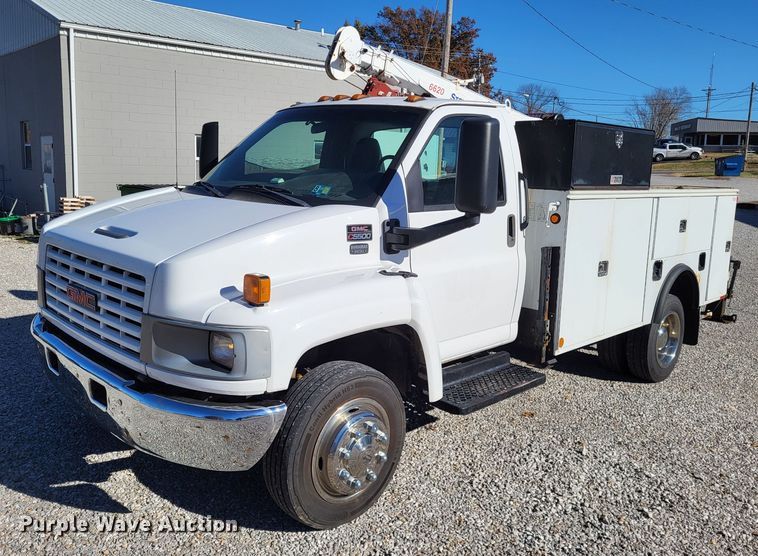 image for item LR9101 2005 GMC C5500  utility / service truck