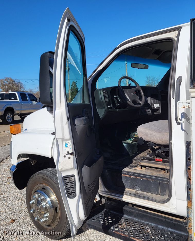 image for item LR9101 2005 GMC C5500  utility / service truck