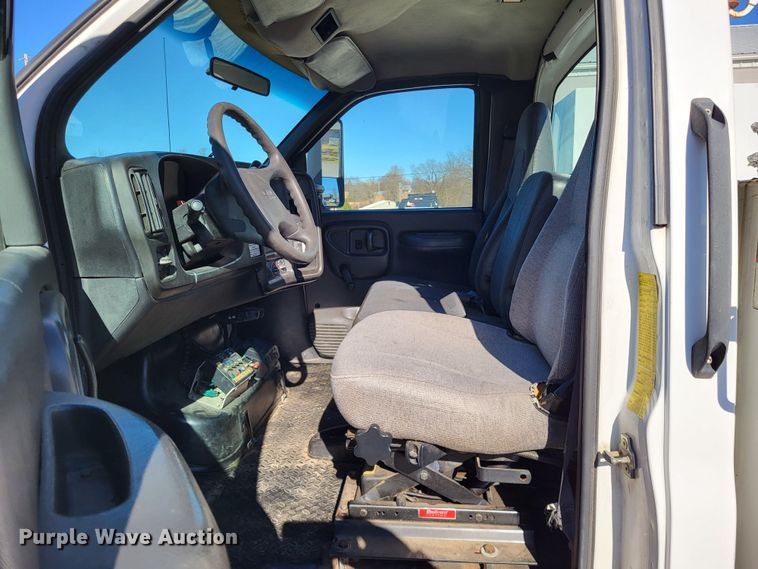 image for item LR9101 2005 GMC C5500  utility / service truck