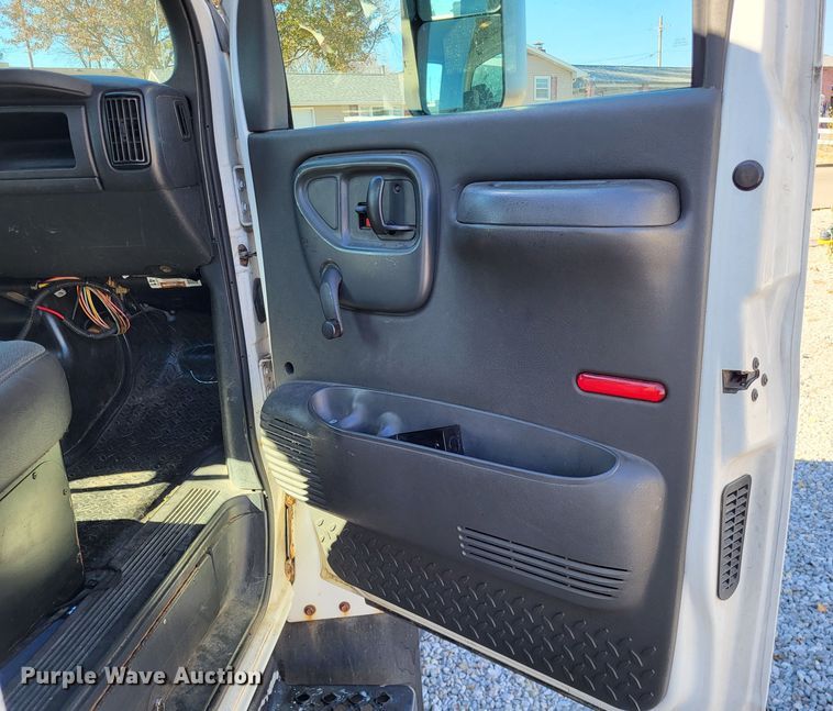 image for item LR9101 2005 GMC C5500  utility / service truck