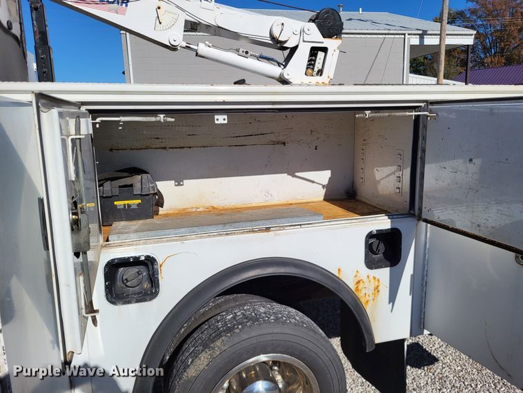 image for item LR9101 2005 GMC C5500  utility / service truck