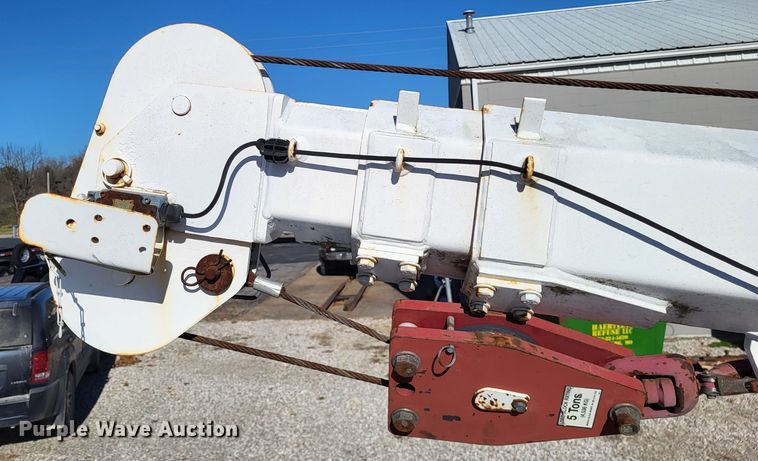 image for item LR9101 2005 GMC C5500  utility / service truck