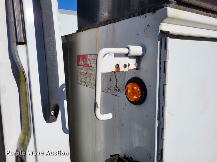 image for item LR9101 2005 GMC C5500  utility / service truck