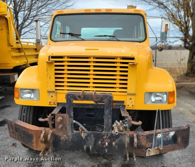 image for item LR9125 2001 International 4900  truck cab and chassis