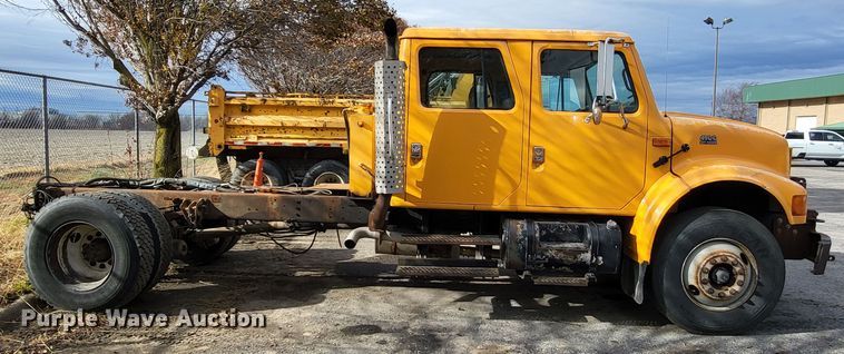 image for item LR9125 2001 International 4900  truck cab and chassis