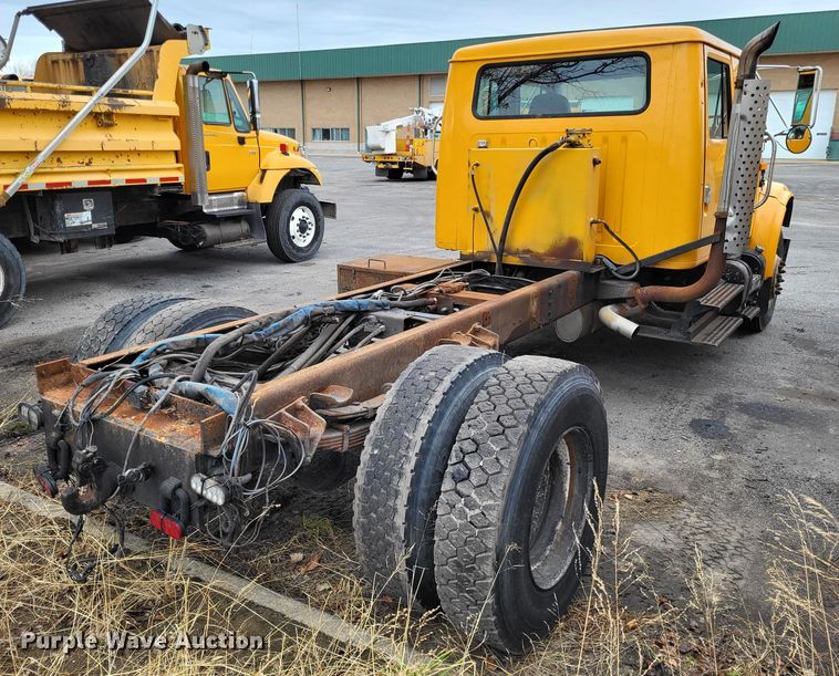 image for item LR9125 2001 International 4900  truck cab and chassis