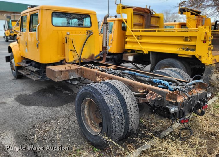 image for item LR9125 2001 International 4900  truck cab and chassis