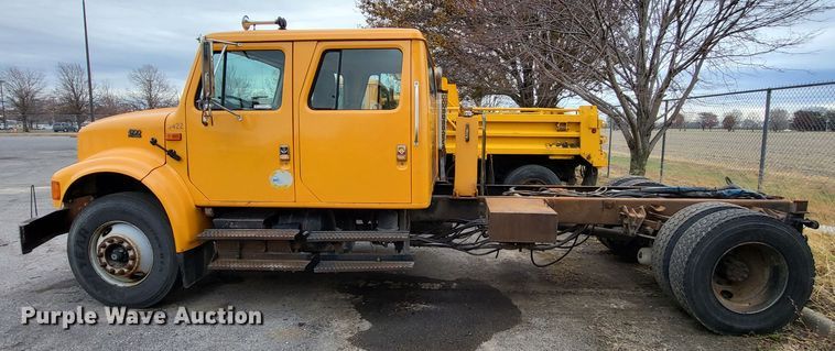 image for item LR9125 2001 International 4900  truck cab and chassis