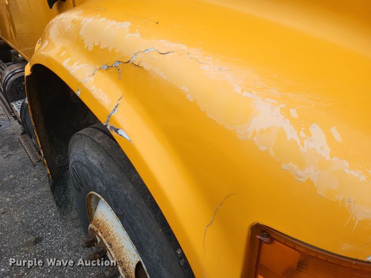 image for item LR9125 2001 International 4900  truck cab and chassis