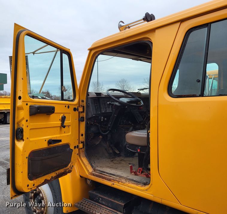 image for item LR9125 2001 International 4900  truck cab and chassis