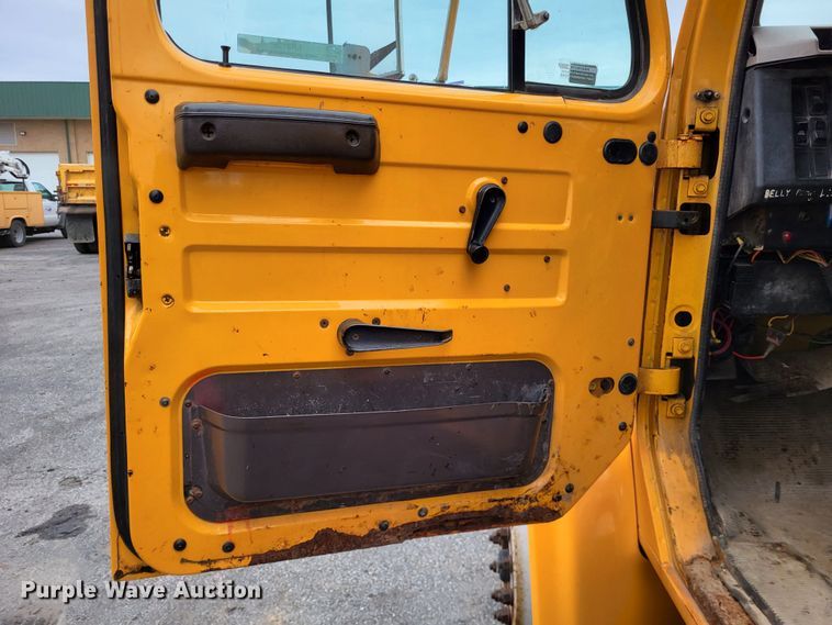 image for item LR9125 2001 International 4900  truck cab and chassis