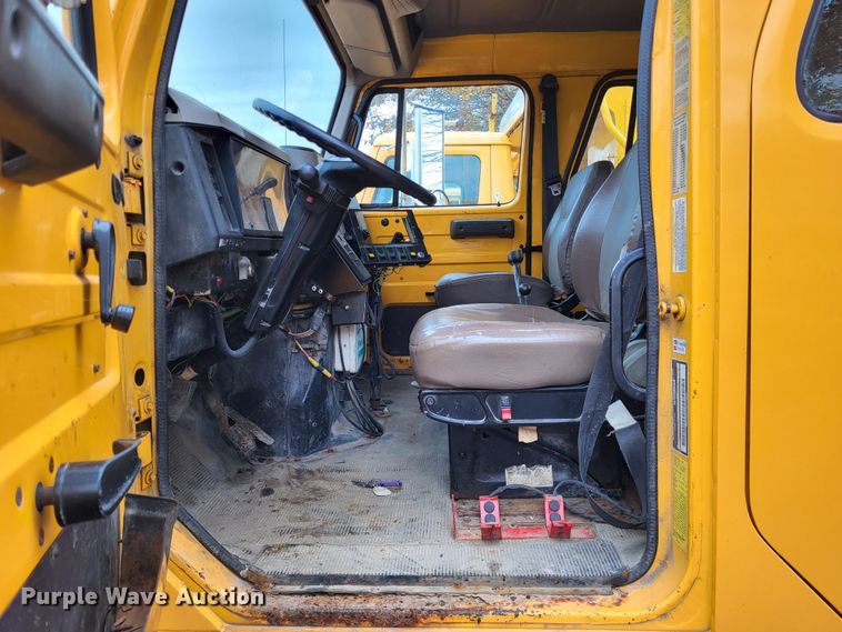 image for item LR9125 2001 International 4900  truck cab and chassis