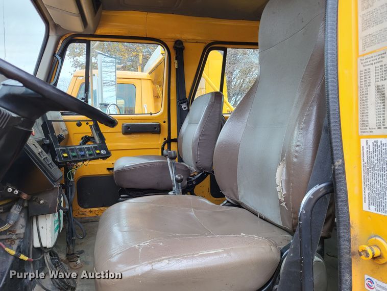 image for item LR9125 2001 International 4900  truck cab and chassis