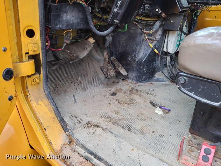 image for item LR9125 2001 International 4900  truck cab and chassis