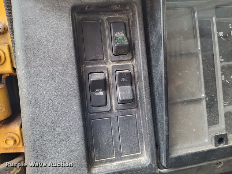 image for item LR9125 2001 International 4900  truck cab and chassis