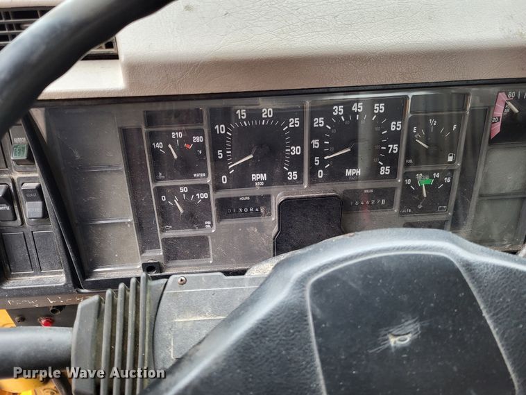 image for item LR9125 2001 International 4900  truck cab and chassis