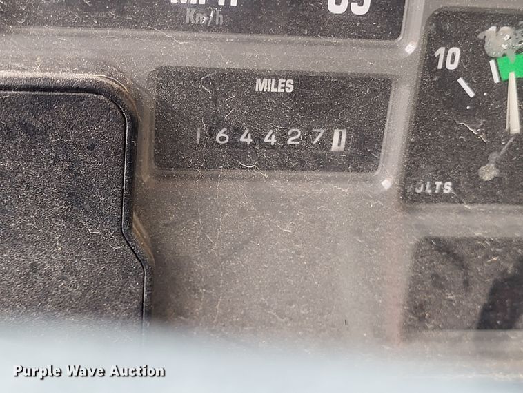 image for item LR9125 2001 International 4900  truck cab and chassis