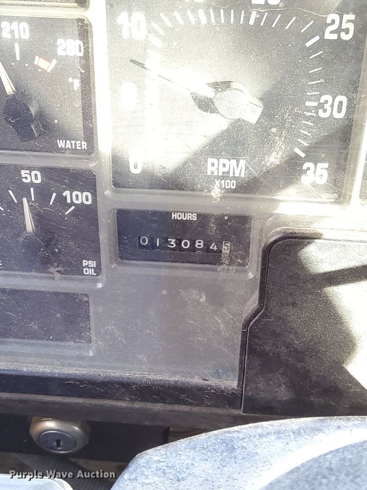 image for item LR9125 2001 International 4900  truck cab and chassis