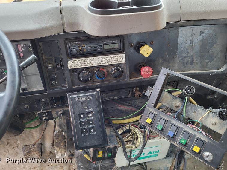 image for item LR9125 2001 International 4900  truck cab and chassis