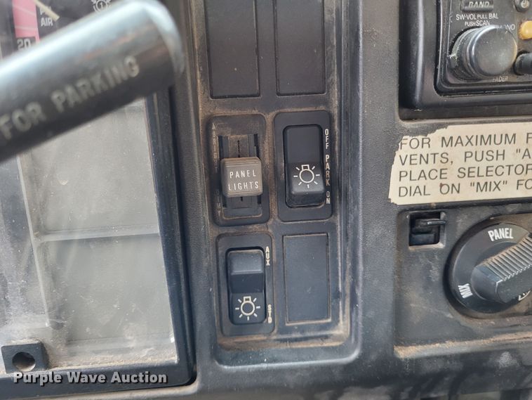 image for item LR9125 2001 International 4900  truck cab and chassis