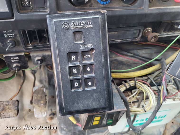 image for item LR9125 2001 International 4900  truck cab and chassis