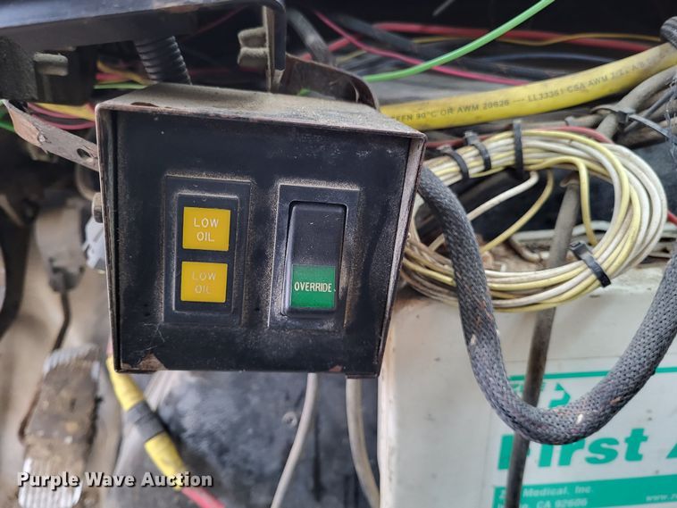 image for item LR9125 2001 International 4900  truck cab and chassis