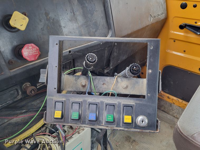 image for item LR9125 2001 International 4900  truck cab and chassis