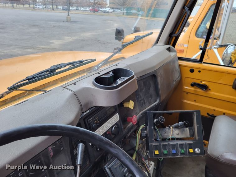 image for item LR9125 2001 International 4900  truck cab and chassis