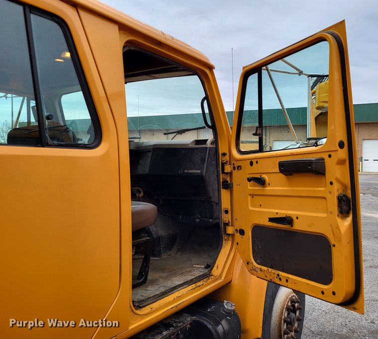 image for item LR9125 2001 International 4900  truck cab and chassis