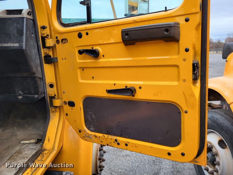 image for item LR9125 2001 International 4900  truck cab and chassis