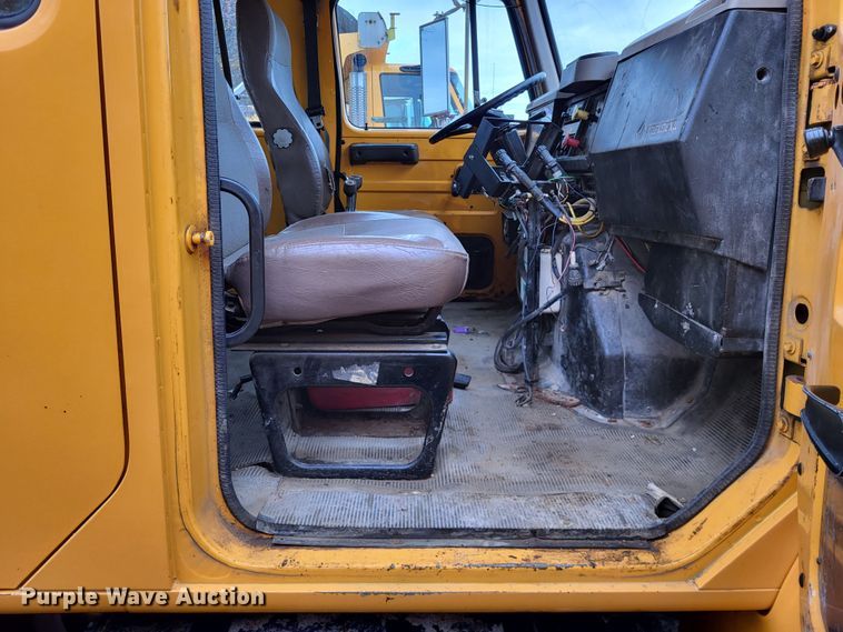 image for item LR9125 2001 International 4900  truck cab and chassis