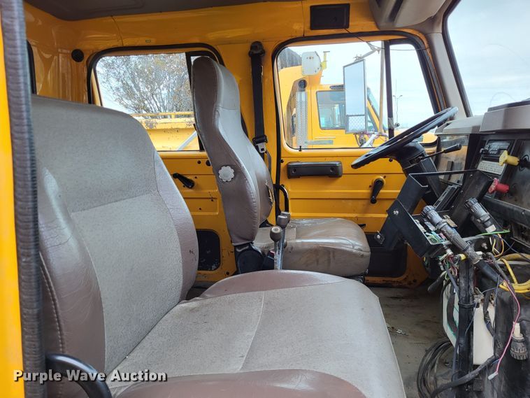 image for item LR9125 2001 International 4900  truck cab and chassis