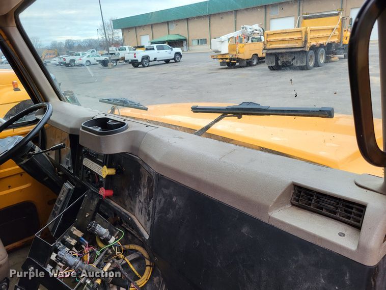 image for item LR9125 2001 International 4900  truck cab and chassis