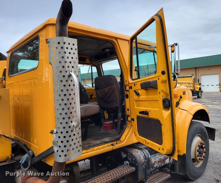 image for item LR9125 2001 International 4900  truck cab and chassis