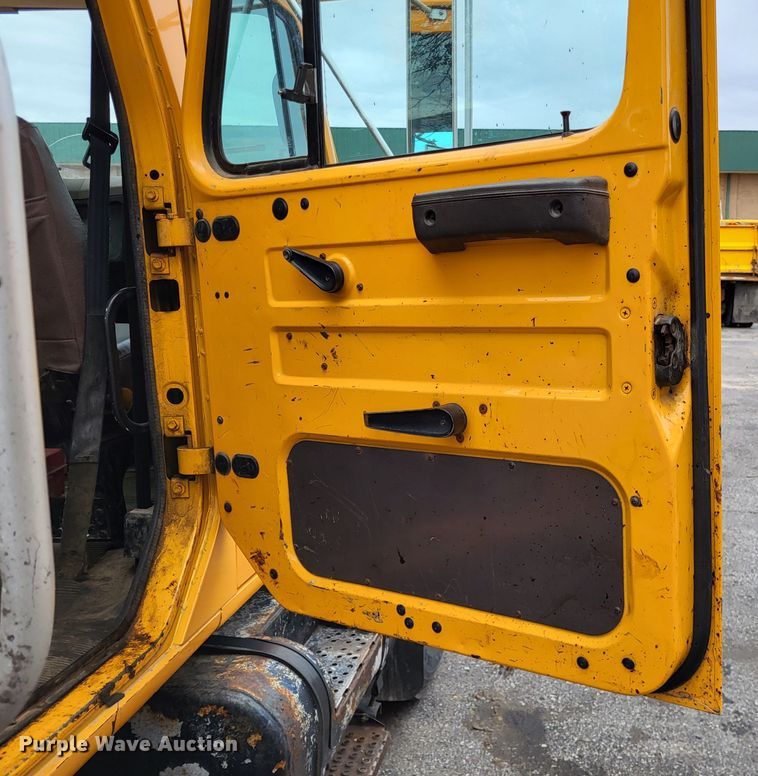 image for item LR9125 2001 International 4900  truck cab and chassis