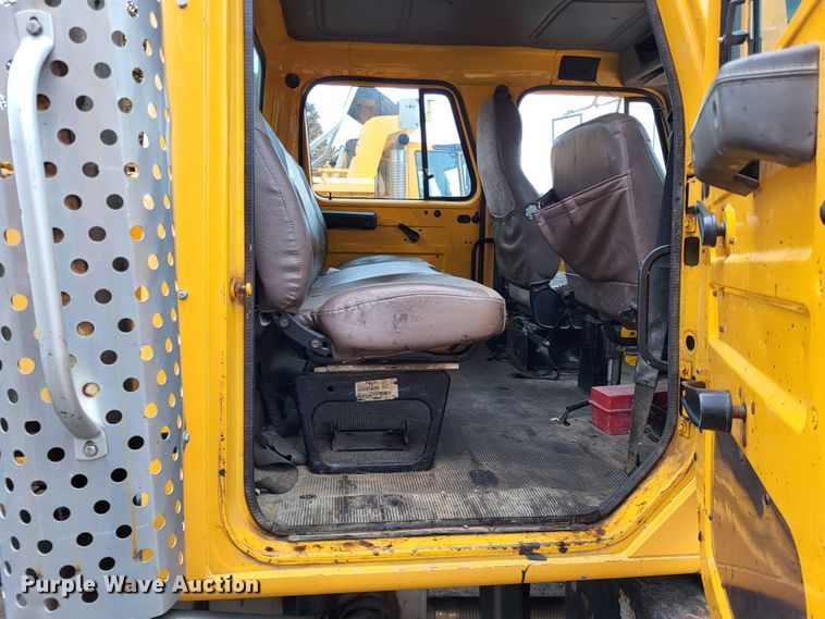 image for item LR9125 2001 International 4900  truck cab and chassis