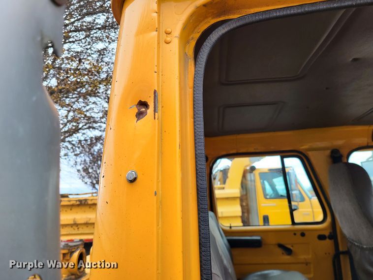 image for item LR9125 2001 International 4900  truck cab and chassis