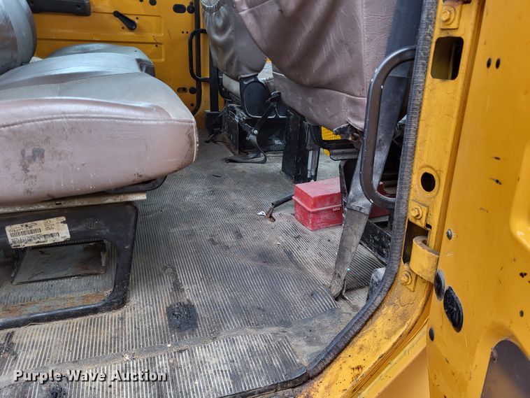 image for item LR9125 2001 International 4900  truck cab and chassis