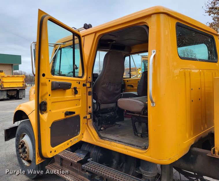 image for item LR9125 2001 International 4900  truck cab and chassis