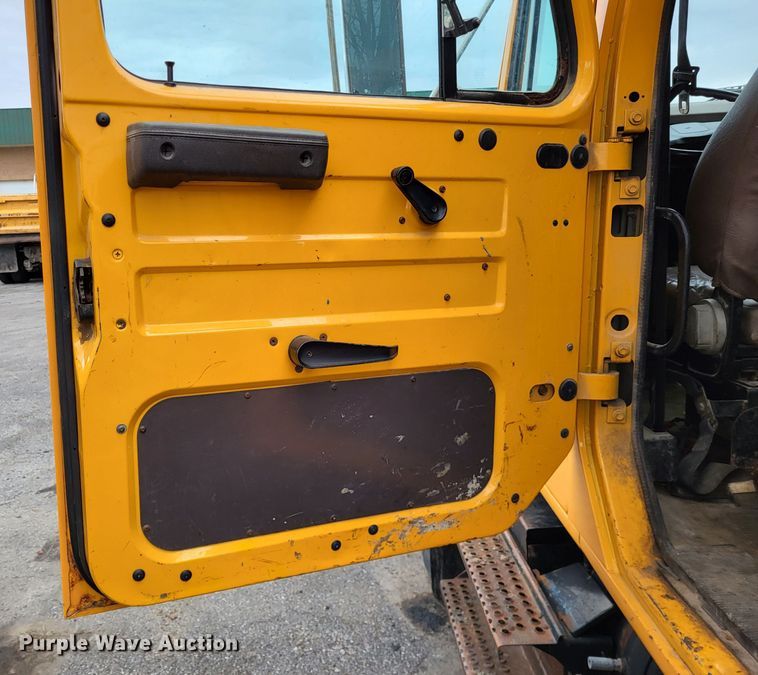 image for item LR9125 2001 International 4900  truck cab and chassis
