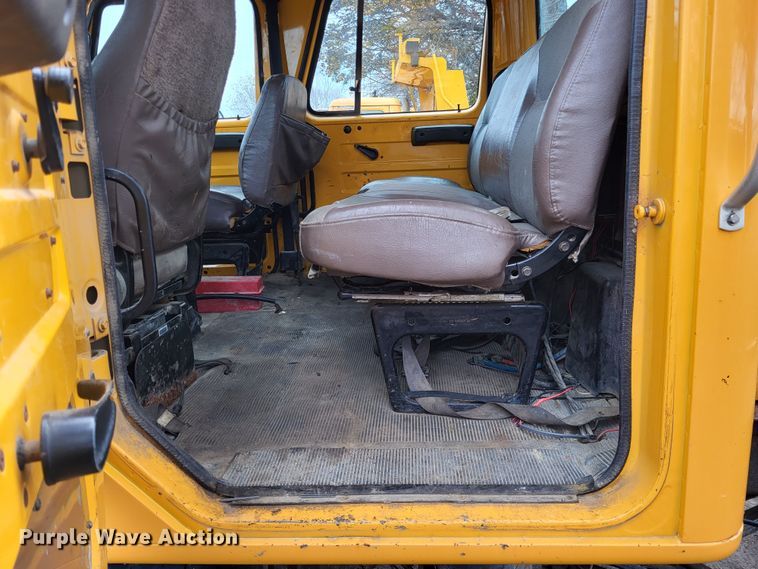 image for item LR9125 2001 International 4900  truck cab and chassis