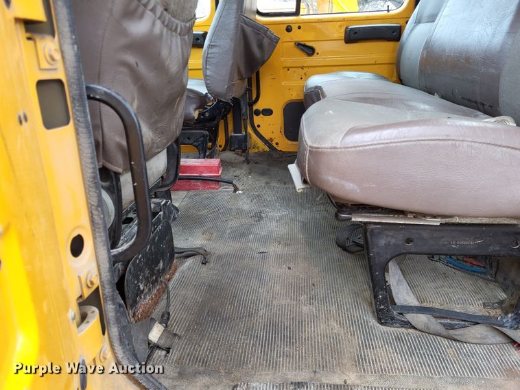 image for item LR9125 2001 International 4900  truck cab and chassis