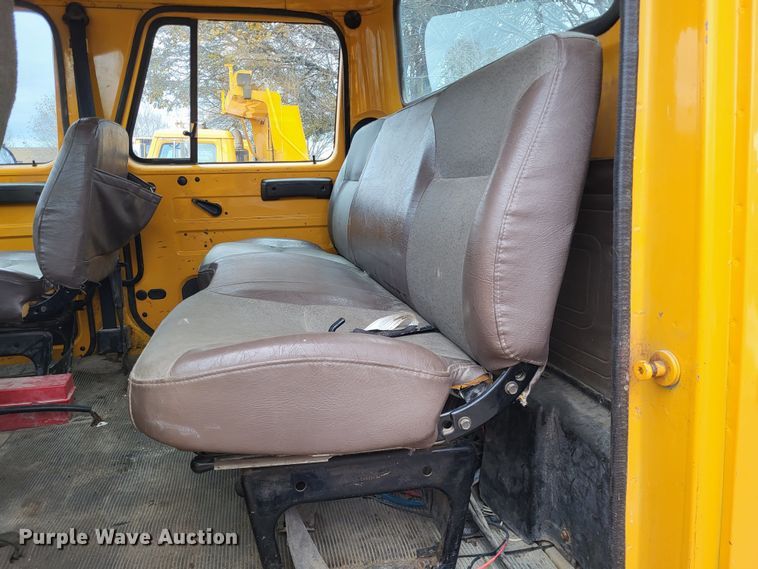 image for item LR9125 2001 International 4900  truck cab and chassis