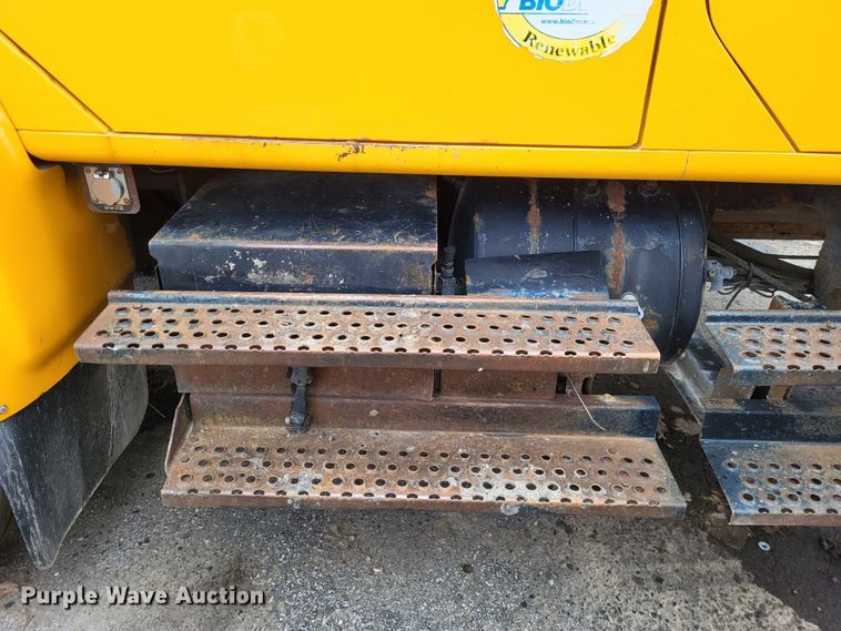 image for item LR9125 2001 International 4900  truck cab and chassis