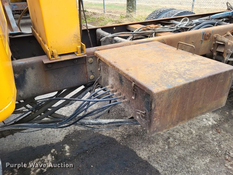 image for item LR9125 2001 International 4900  truck cab and chassis