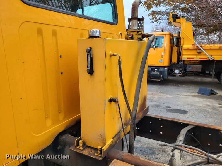 image for item LR9125 2001 International 4900  truck cab and chassis