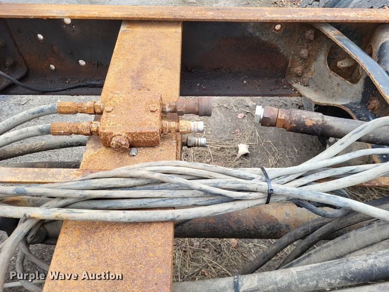 image for item LR9125 2001 International 4900  truck cab and chassis