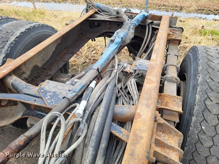 image for item LR9125 2001 International 4900  truck cab and chassis