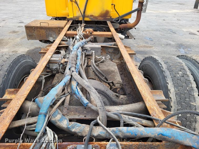 image for item LR9125 2001 International 4900  truck cab and chassis