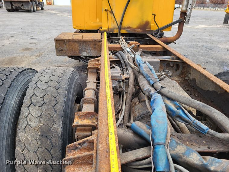 image for item LR9125 2001 International 4900  truck cab and chassis